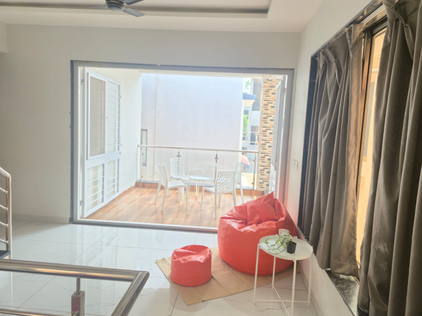 Upper lounge